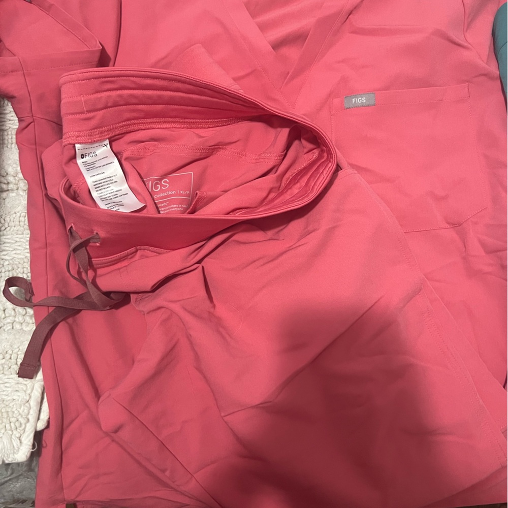 Figs- women’s Kade petite cargo scrub pants XL and scrub top L- desert rose